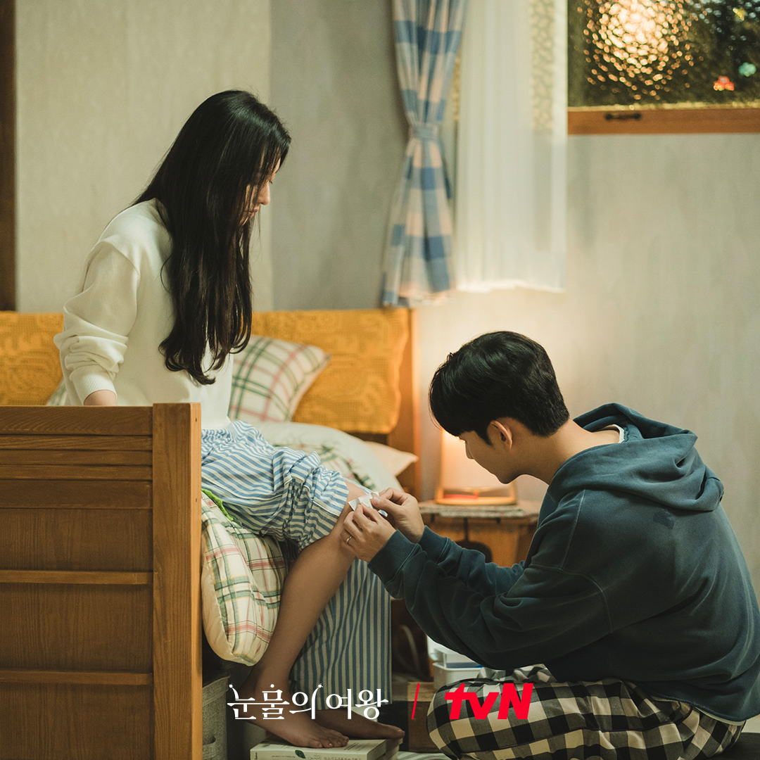 Kim Soo Hyun Tenderly Takes Care Of Kim Ji Won In “Queen Of Tears”