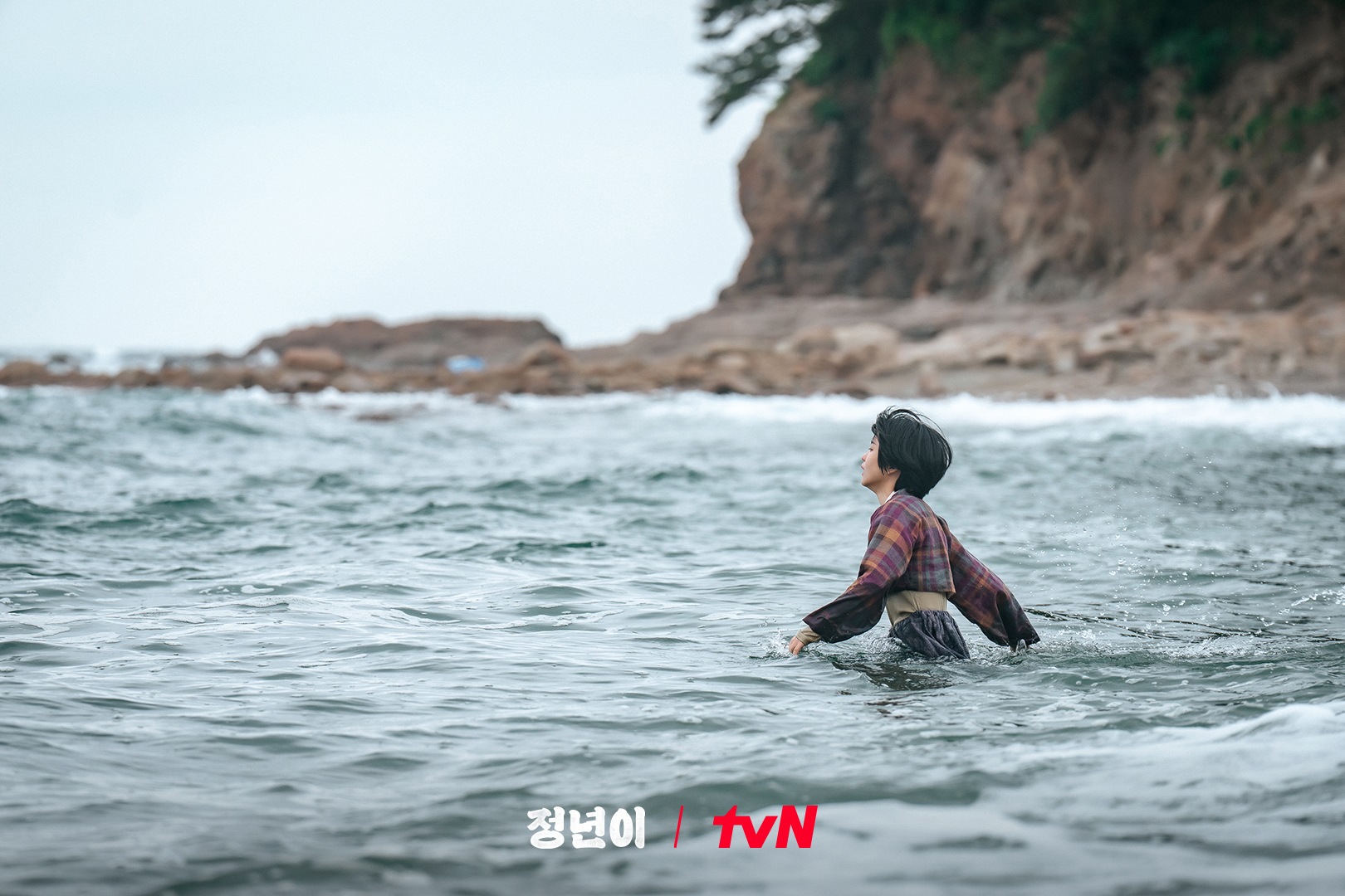 Kim Tae Ri Walks Into Stormy Sea In Despair On 