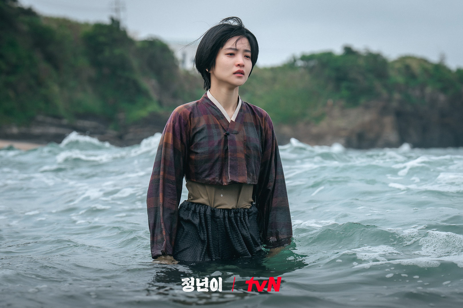 Kim Tae Ri Walks Into Stormy Sea In Despair On 