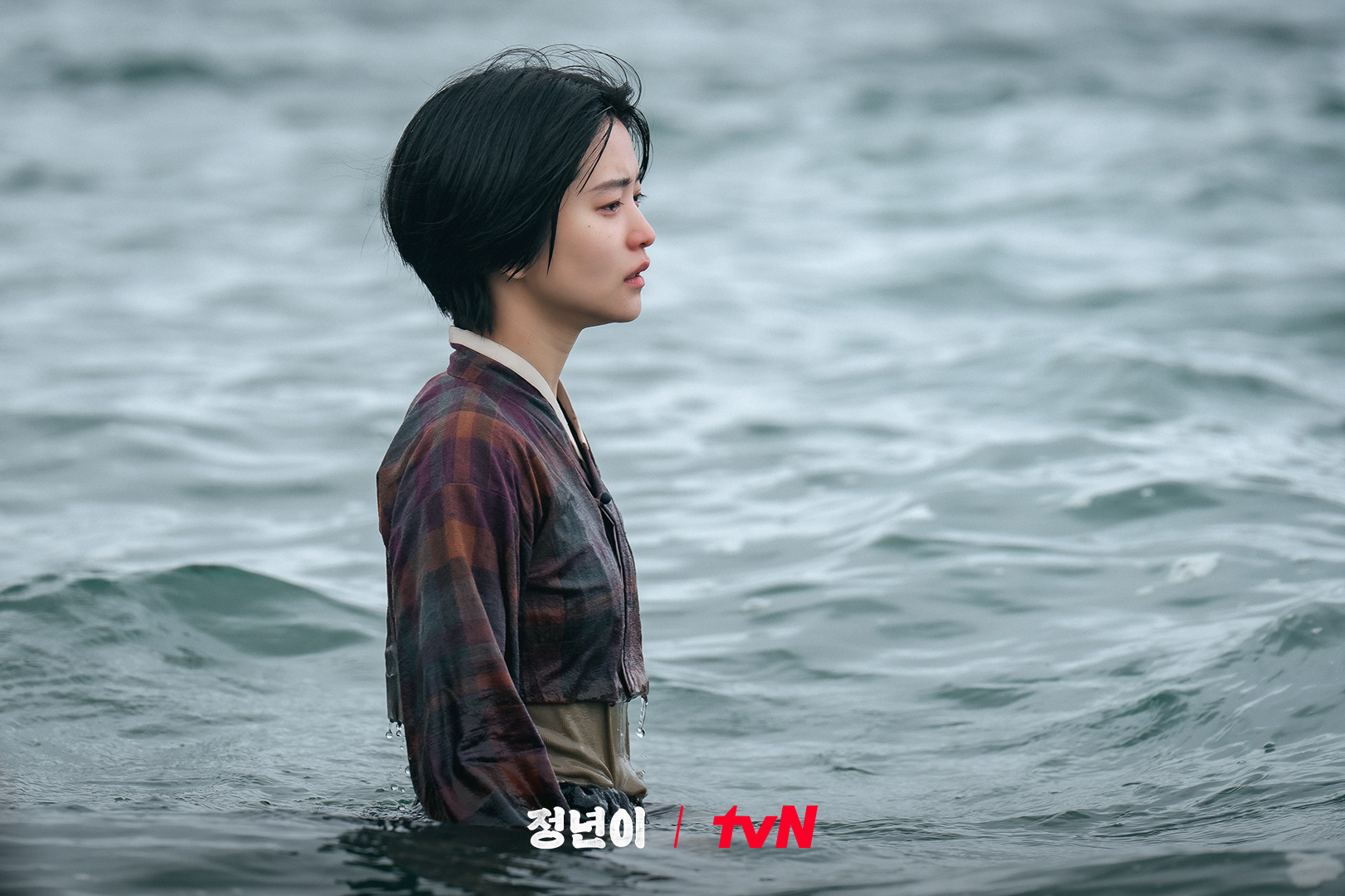 Kim Tae Ri Walks Into Stormy Sea In Despair On 