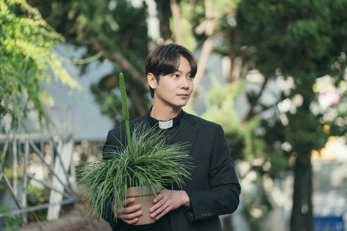 Lee Chul Woo Transforms Into A Gentle Priest In Upcoming Drama 