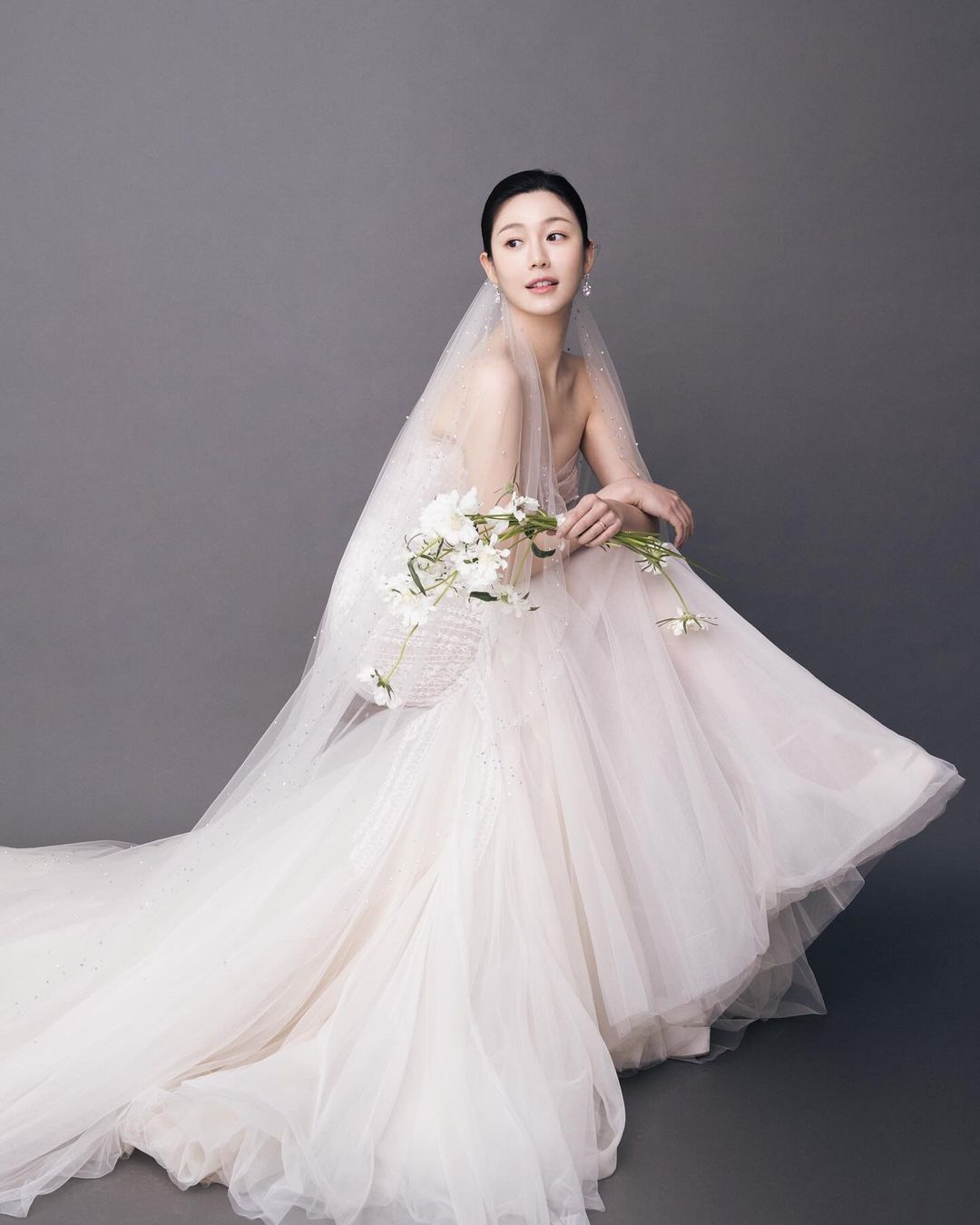 Lee Da In And Lee Seung Gi Celebrate 1st Wedding Anniversary With Beautiful Photos