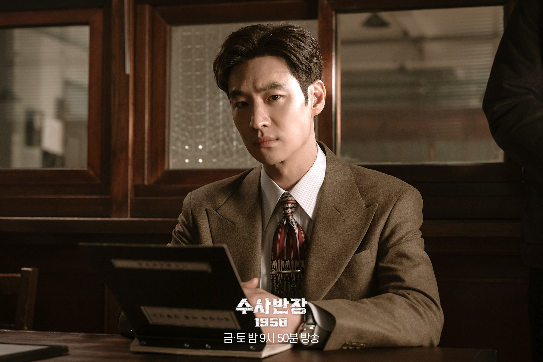 Lee Je Hoon Uncovers The Mystery of Missing Female Workers In 
