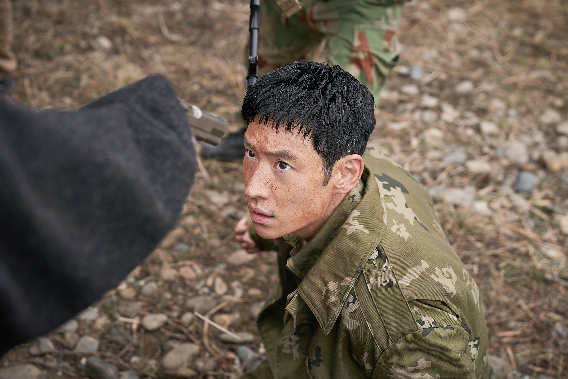Lee Je Hoon Faces Dangerous Situations During Military Breakout In New Film 