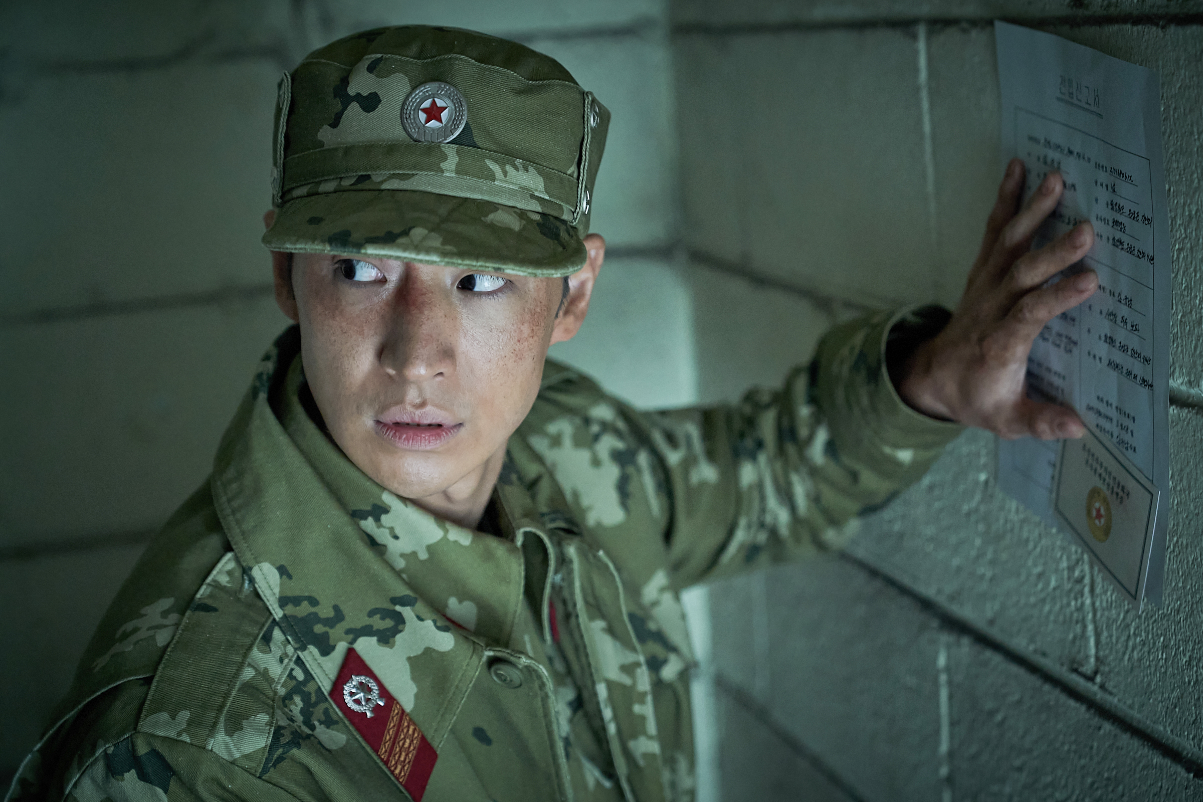 Lee Je Hoon Faces Dangerous Situations During Military Breakout In New Film 