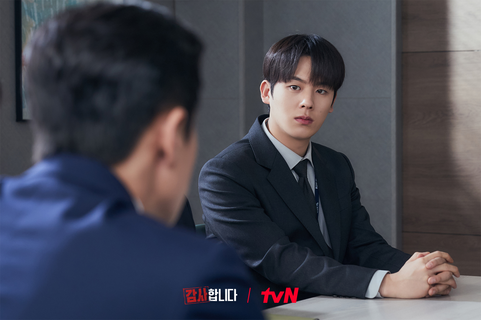 Shin Ha Kyun And Lee Jung Ha Are Contrasting Team Leader And Rookie Auditor In 