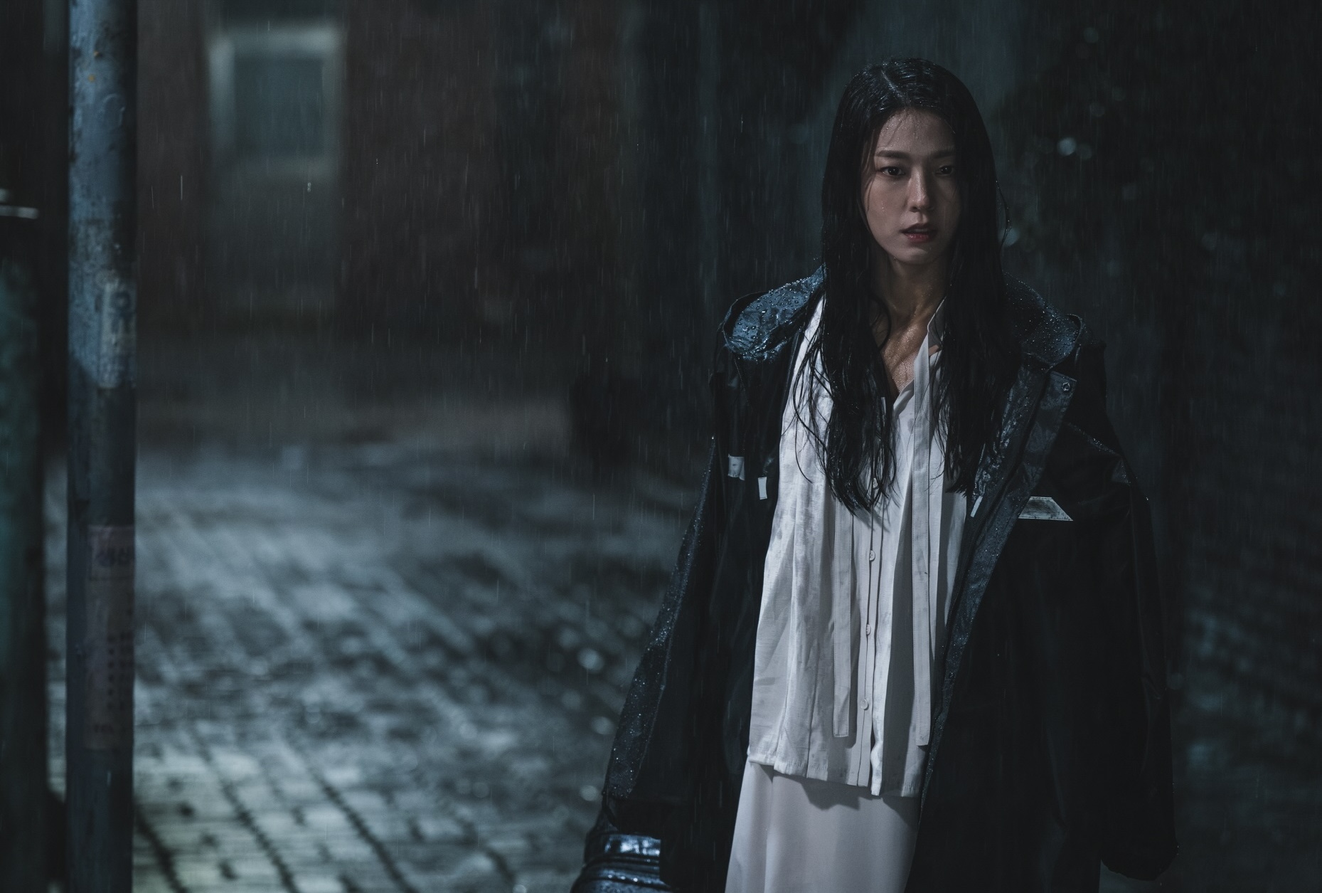 Seolhyun Transforms Into A Mysterious Woman Who Visits The 