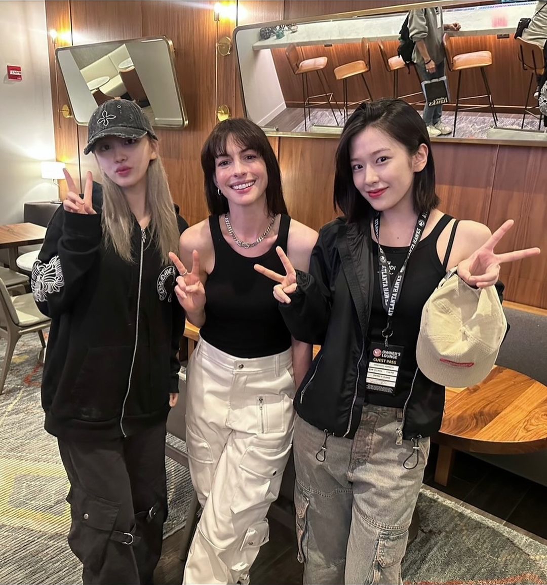 IVE’s Liz And An Yu Jin Snap Photo With Anne Hathaway In Atlanta