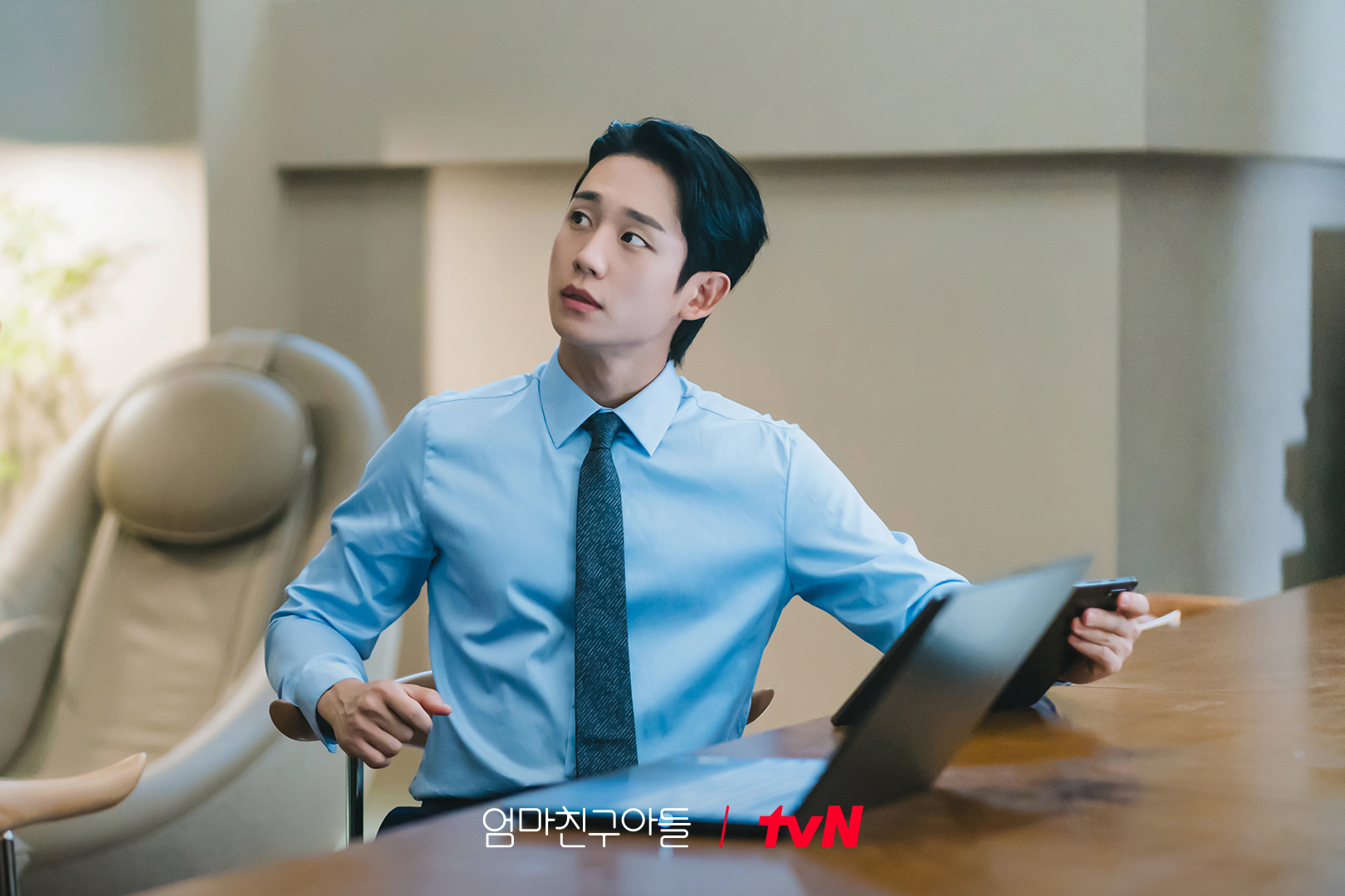 Jung Hae In Transforms From National Swimmer To Successful Architect In Upcoming Drama 