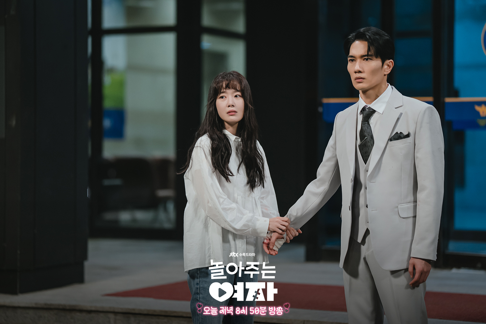 Han Sun Hwa And Um Tae Goo Hold Hands Tightly At The Police Station In 