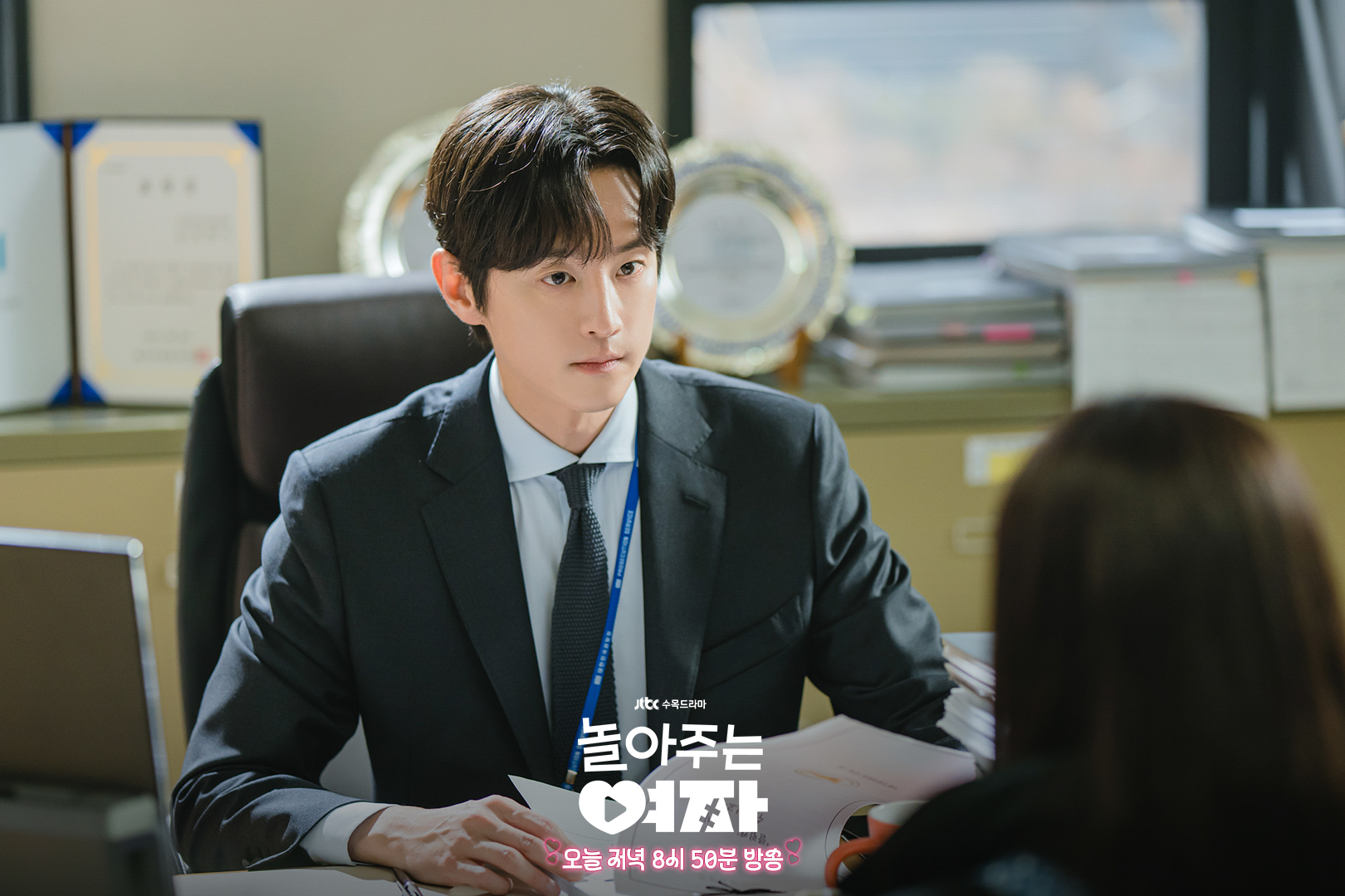 Prosecutor Kwon Yool Interviews Han Sun Hwa As A Witness To An Assault Case In “My Sweet Mobster”