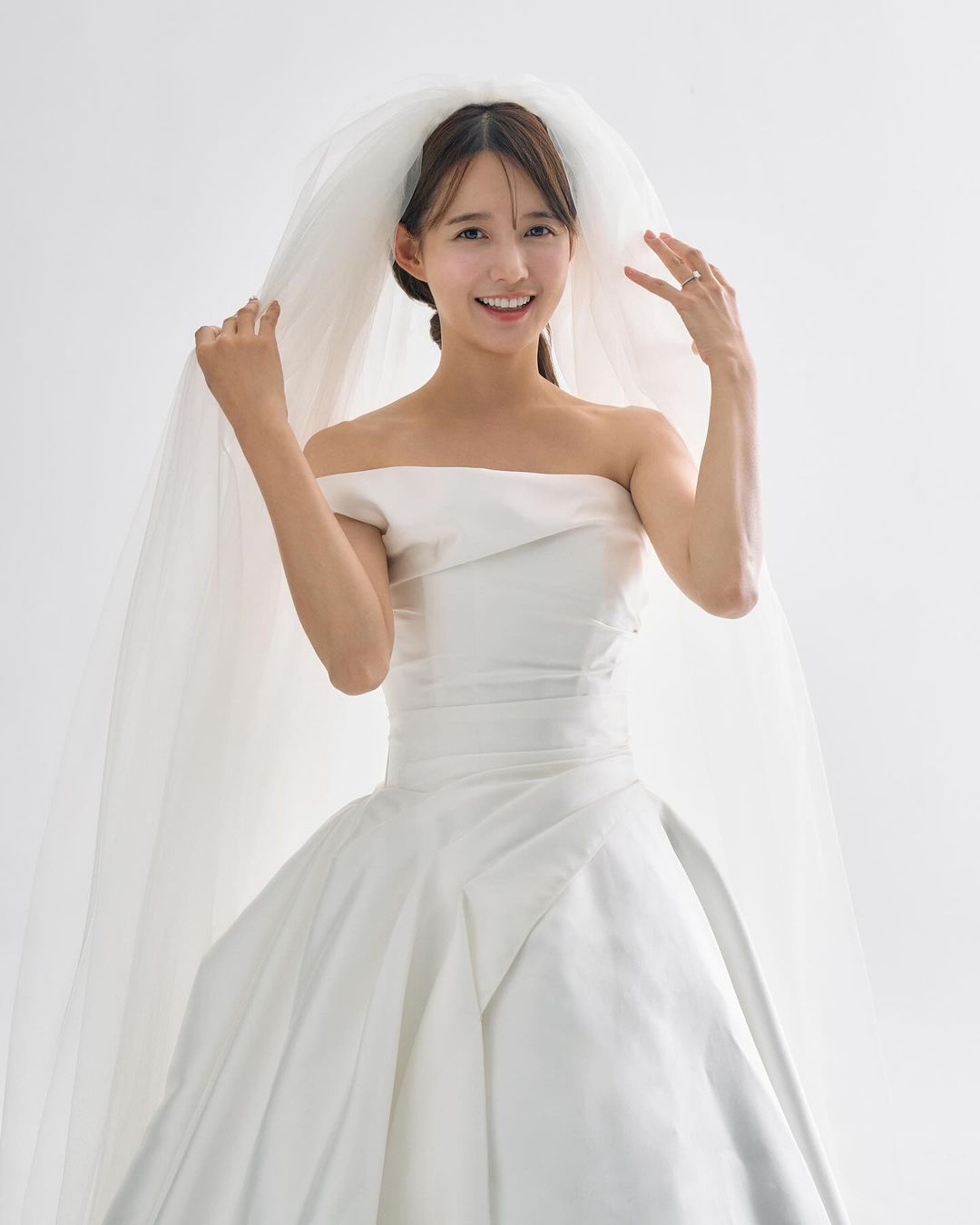 Nam Bo Ra Shares Stunning Wedding Photos