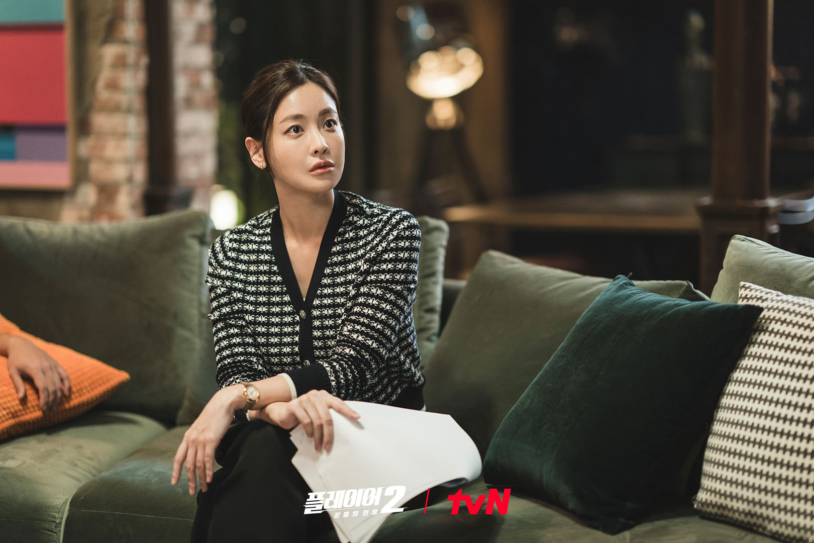 Oh Yeon Seo Hides Her True Identity Behind Glamorous Looks In 