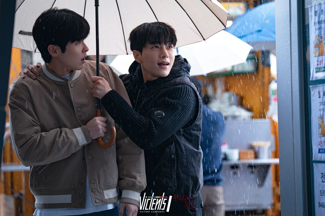 Lee Si Woo Gets Attacked By An Unidentified Stranger While With Detective Kim Myung Soo In “Perfect Family”