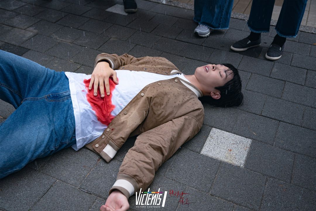 Lee Si Woo Gets Attacked By An Unidentified Stranger While With Detective Kim Myung Soo In “Perfect Family”