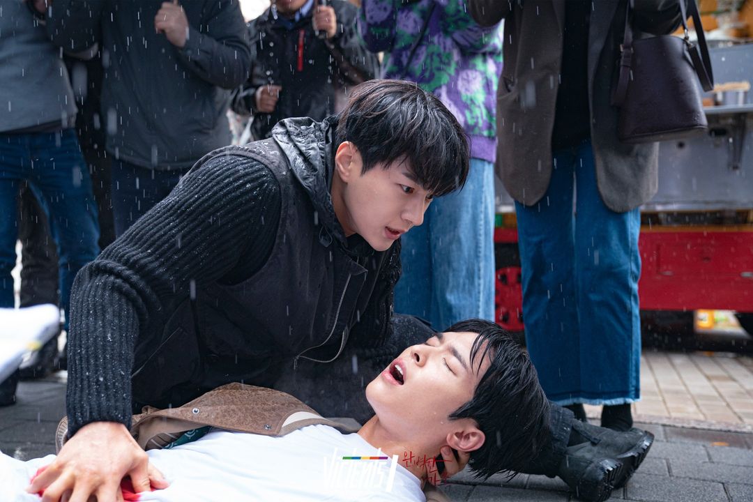 Lee Si Woo Gets Attacked By An Unidentified Stranger While With Detective Kim Myung Soo In “Perfect Family”