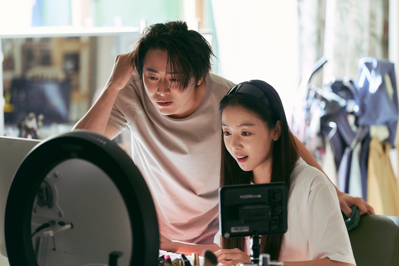 Jo Jung Suk Impresses Through Visual Transformation And Chemistry With Co-Stars In Upcoming Film 