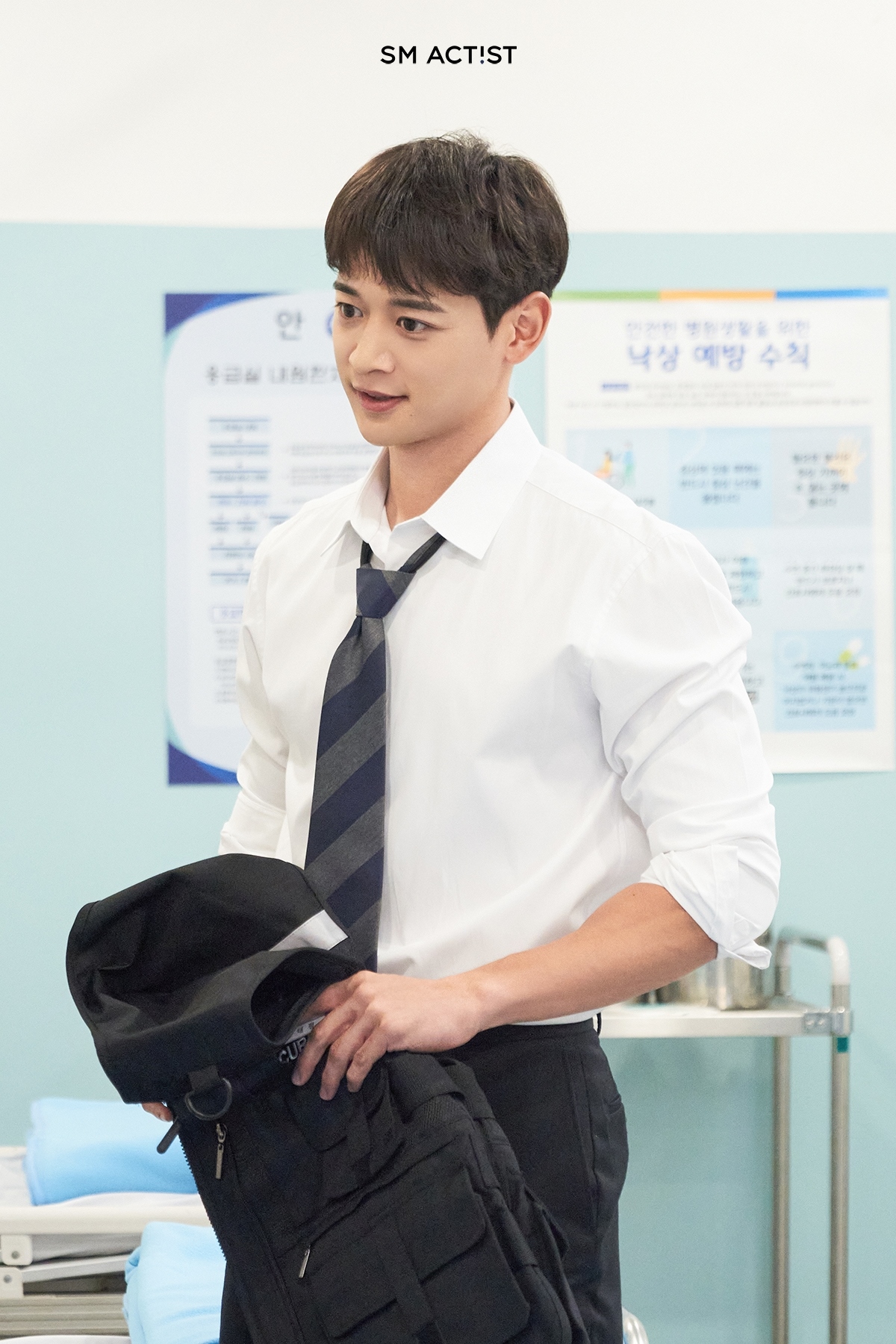 SHINee's Minho Balances Two Jobs Despite His Wealthy Background In New Drama 