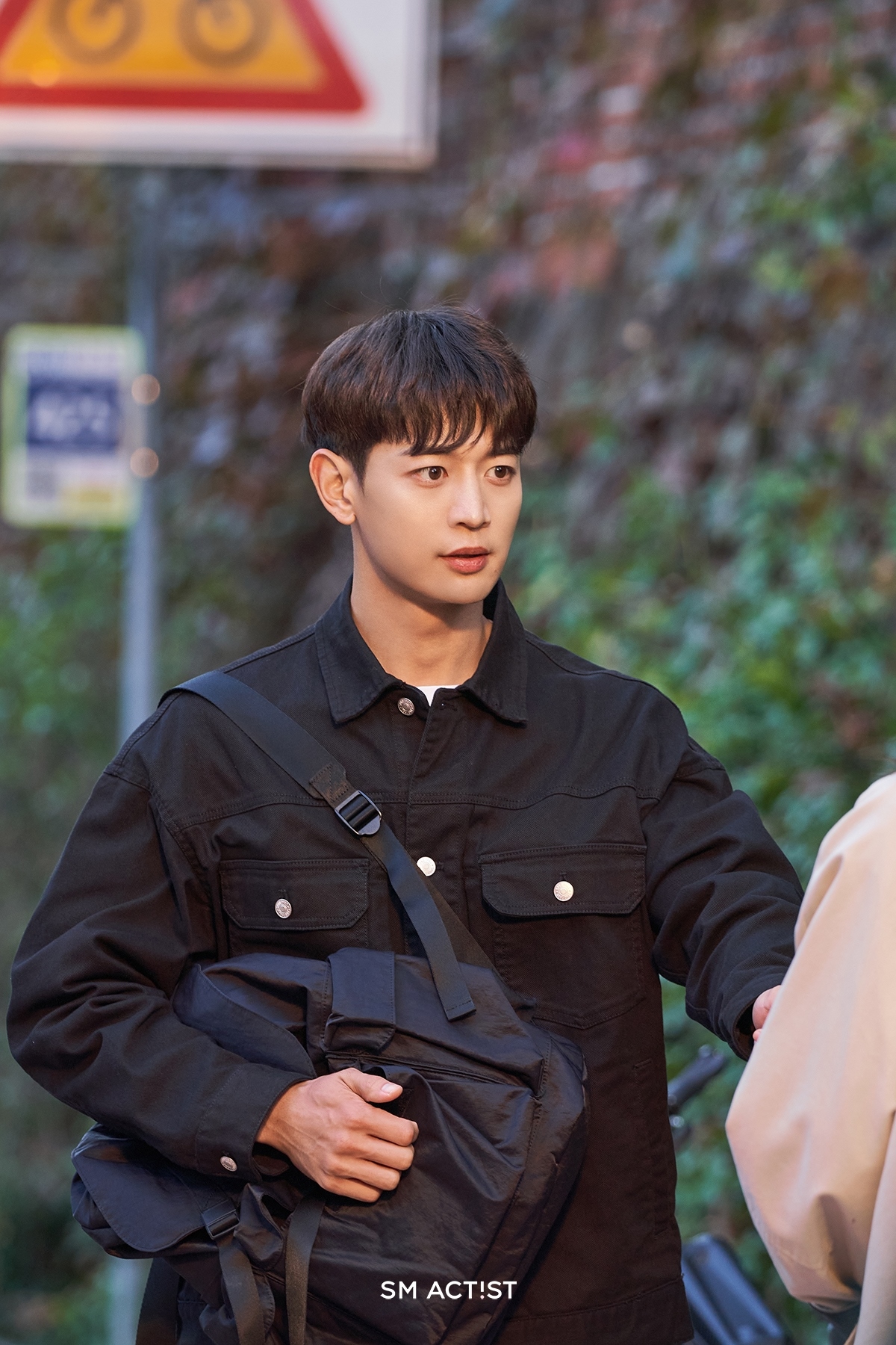 SHINee's Minho Balances Two Jobs Despite His Wealthy Background In New Drama 