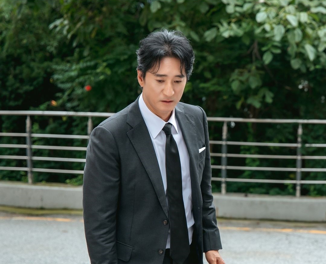 Shin Hyun Joon Is A Hard-Hearted Chairman Who Struggles With Family Issues In New Drama 