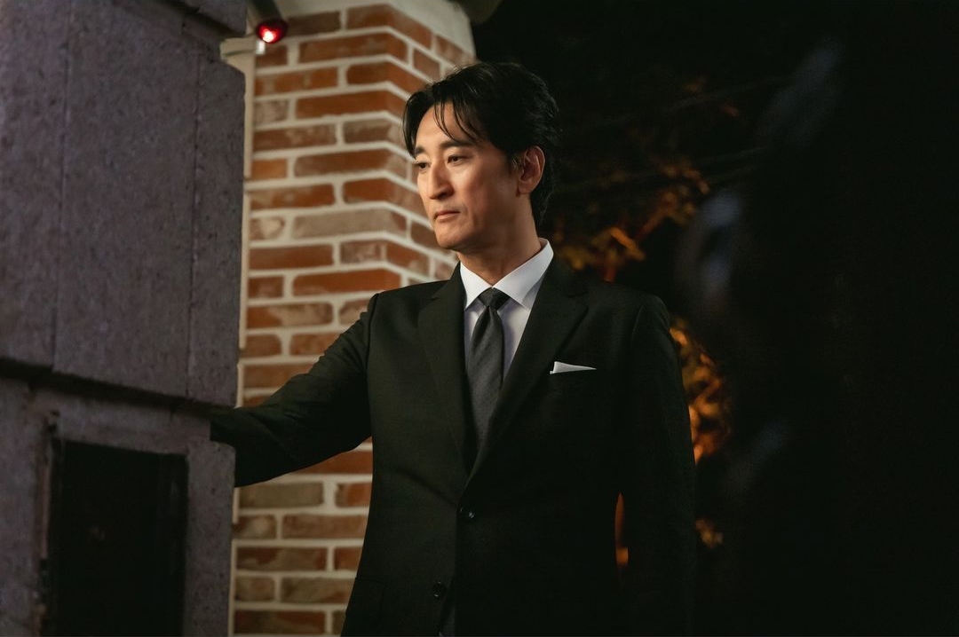 Shin Hyun Joon Is A Hard-Hearted Chairman Who Struggles With Family Issues In New Drama 