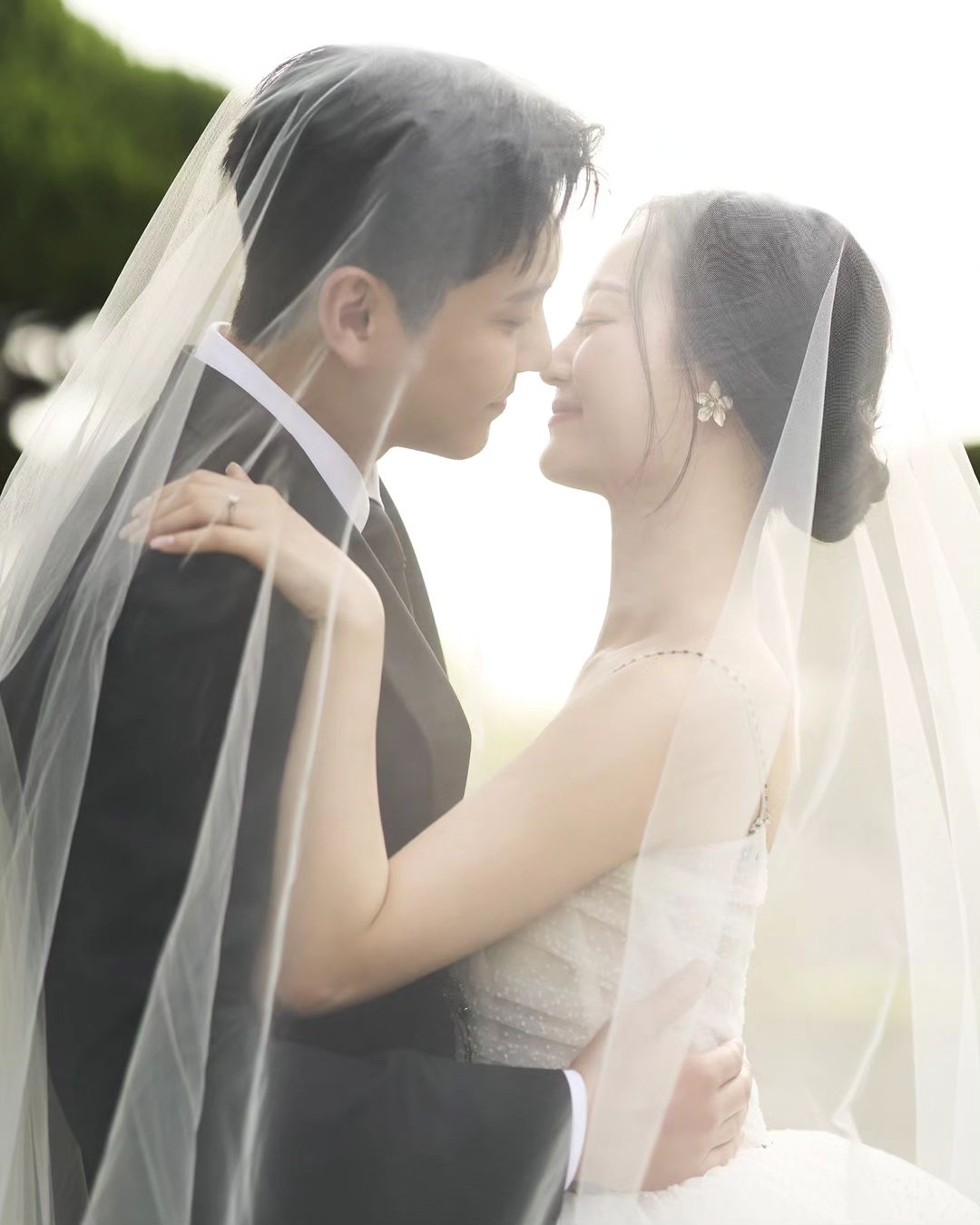 Song Seung Hyun Shares Beautiful Wedding Photos