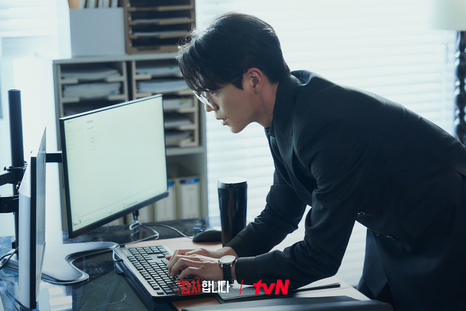 Shin Ha Kyun Is Prepared To Trap A Suspicious Shin Jae Ha In 