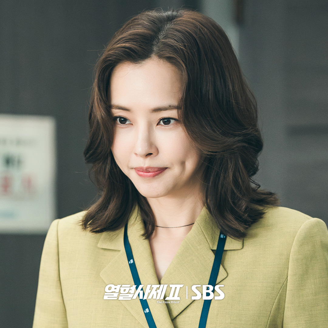 Lee Ha Nee Strives To Become Seo Hyun Woo’s Loyal Servant As An Undercover Agent In “The Fiery Priest 2”