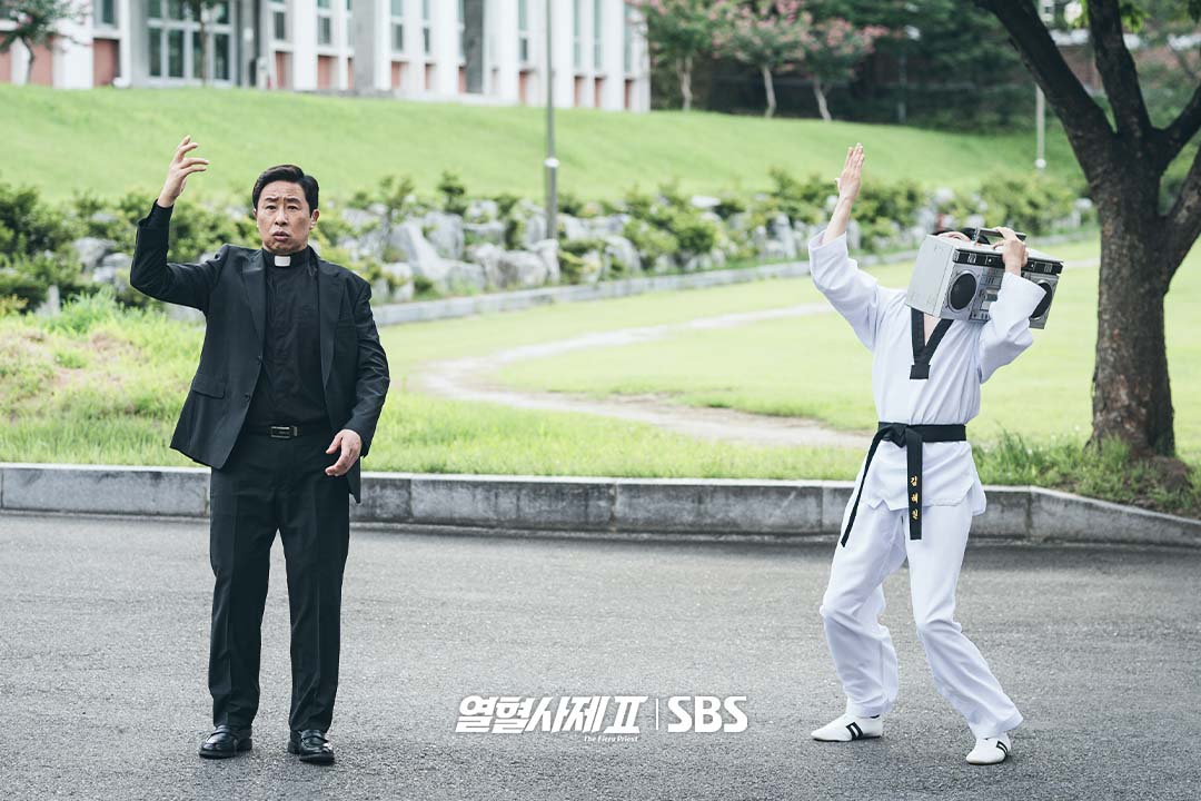 Kim Nam Gil Faces Lee Dae Yeon's Wrath Over His Quirky Behavior In “The Fiery Priest 2”