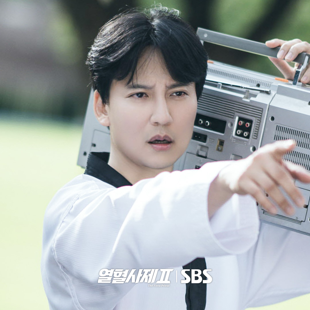 Kim Nam Gil Faces Lee Dae Yeon's Wrath Over His Quirky Behavior In “The Fiery Priest 2”