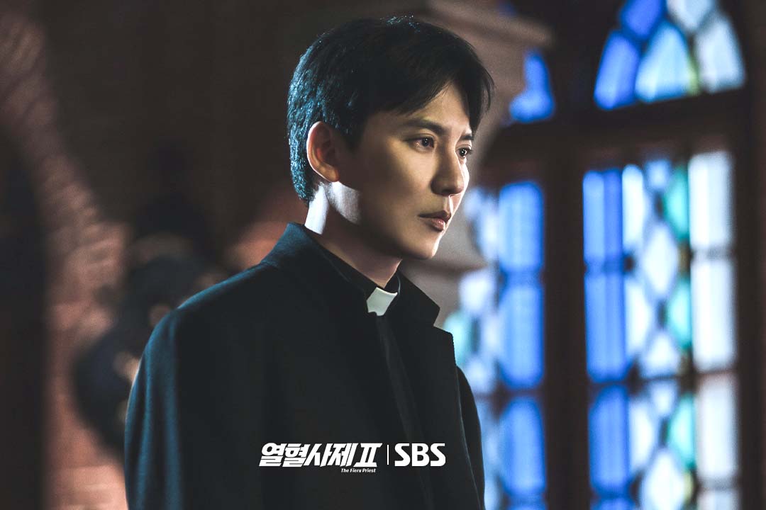 Kim Nam Gil Displays Extreme Emotions In Upcoming Drama “The Fiery Priest 2”