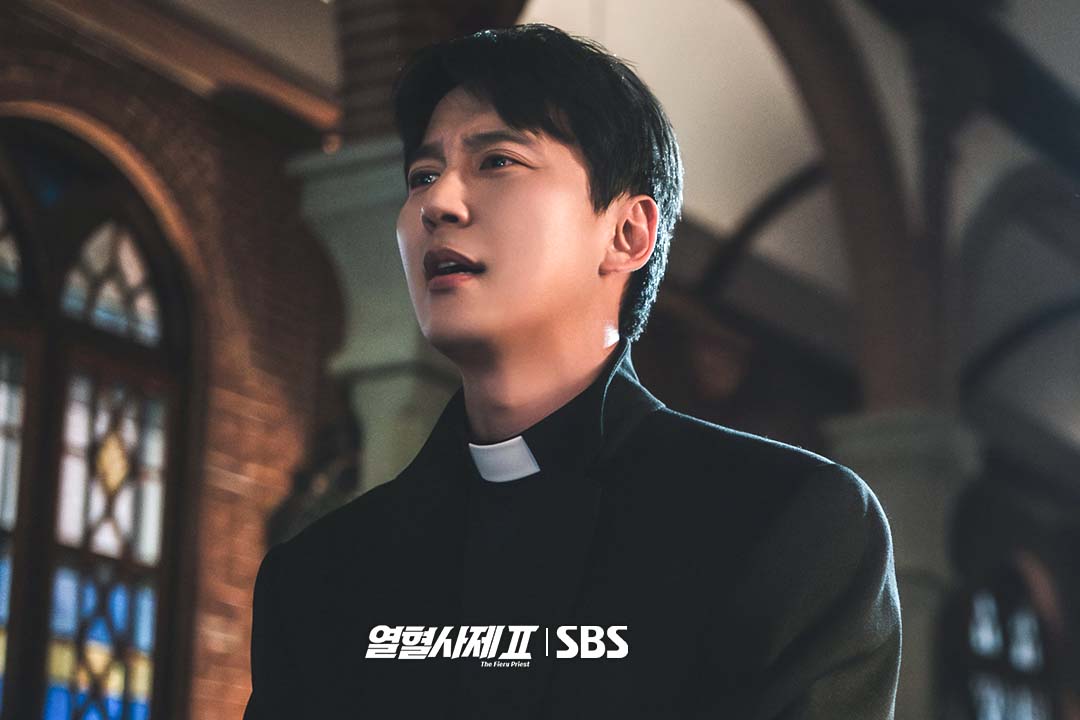 Kim Nam Gil Displays Extreme Emotions In Upcoming Drama “The Fiery Priest 2”