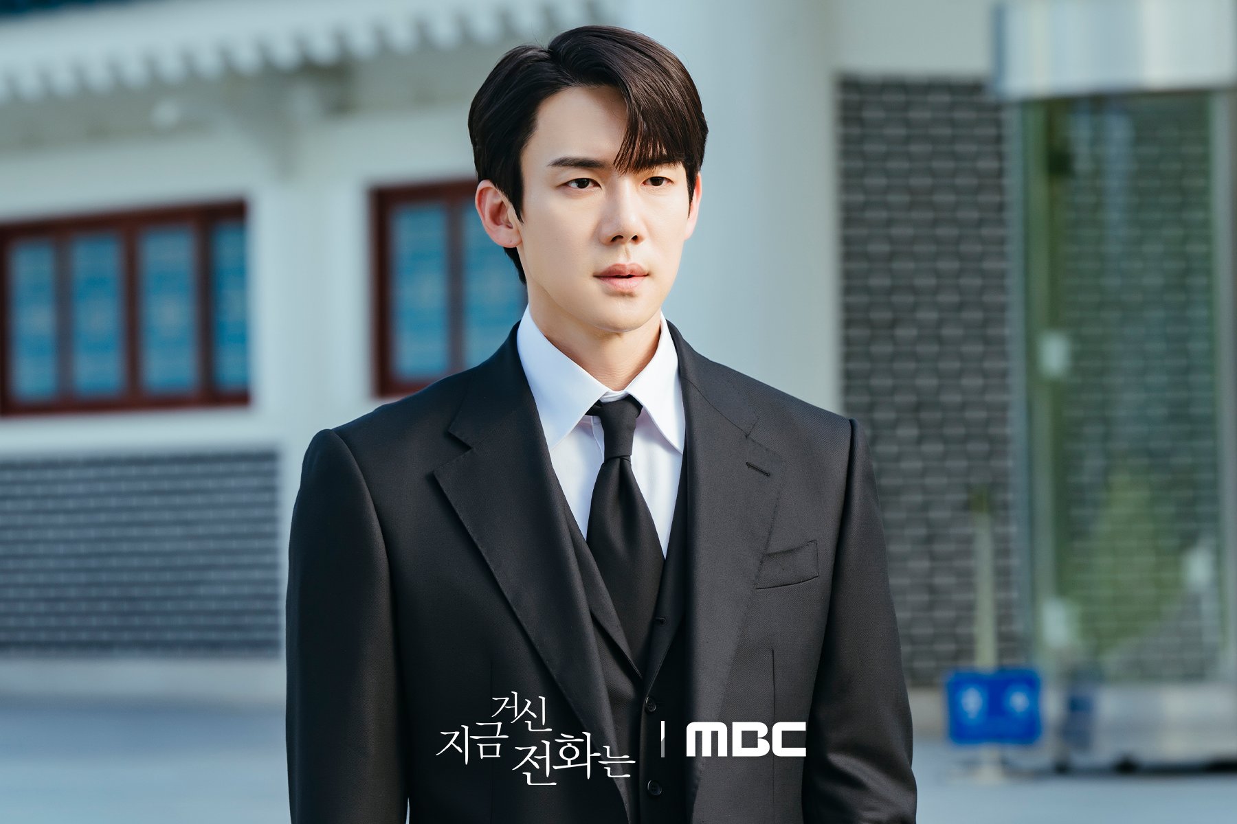 Yoo Yeon Seok Transforms Into The Youngest Blue House Spokesperson In New Drama 