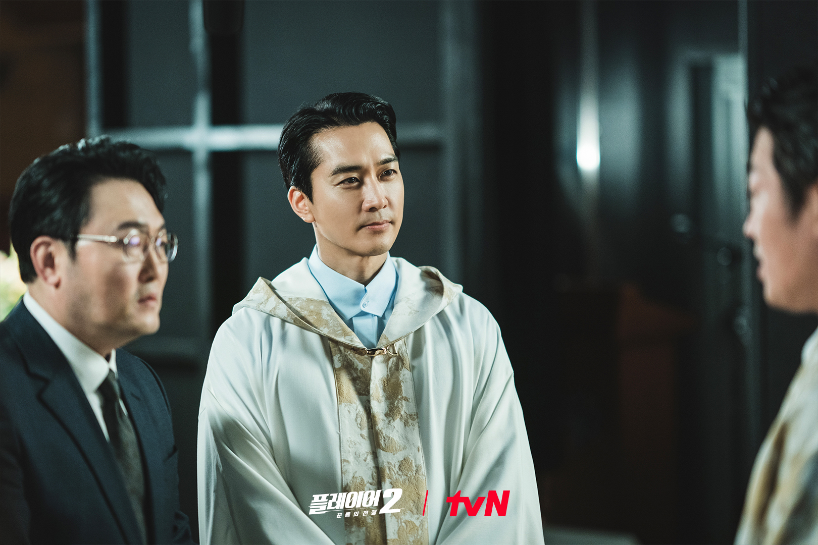 Song Seung Heon Poses As Devotee To Take Down Sinister Cult In “The Player 2: Master Of Swindlers”