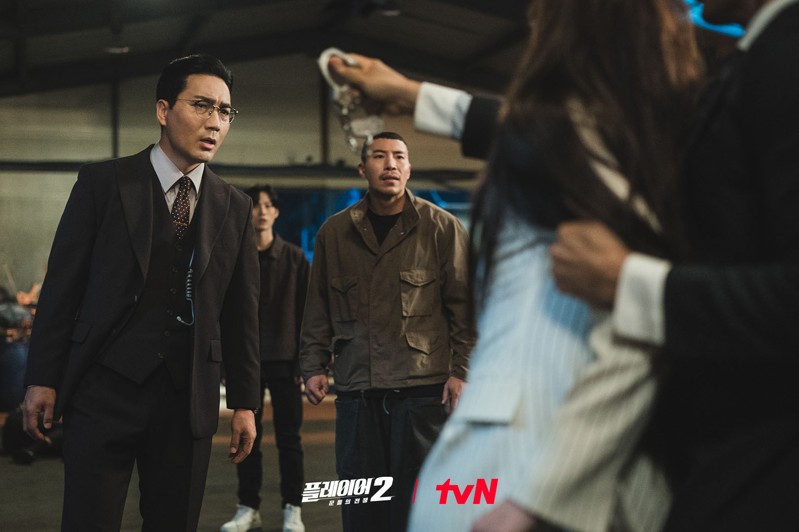 Song Seung Heon Takes Oh Yeon Seo Hostage In “The Player 2: Master Of Swindlers”