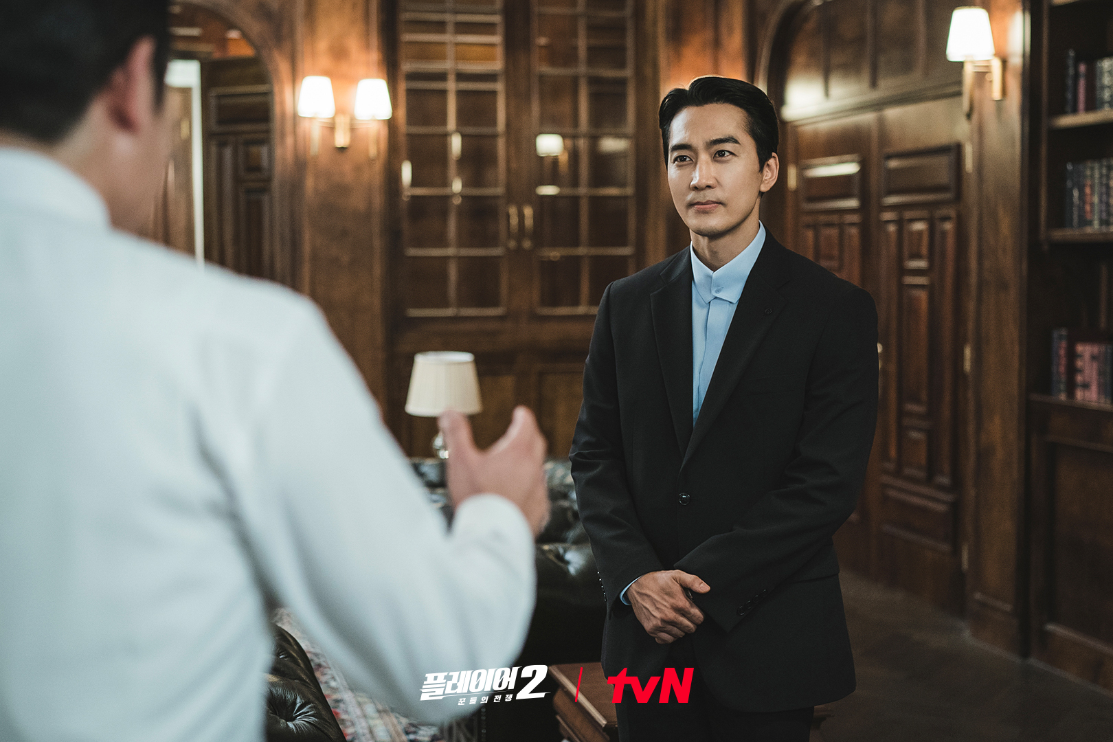 Song Seung Heon And Lee Si Eon Infiltrate Heo Sung Tae’s Cult In “The Player 2: Master Of Swindlers”