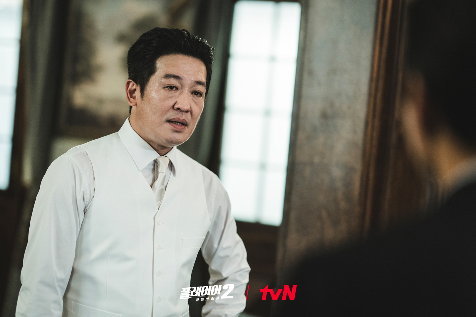 Song Seung Heon And Lee Si Eon Infiltrate Heo Sung Tae’s Cult In “The Player 2: Master Of Swindlers”