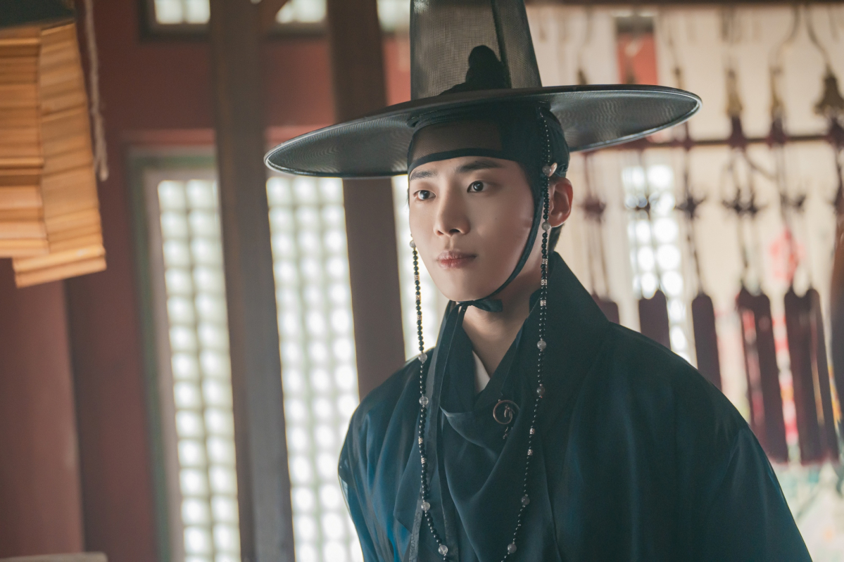 Choo Young Woo Captivates As Dashing Storyteller With Hidden Secrets In Upcoming Drama “The Tale Of Lady Ok”