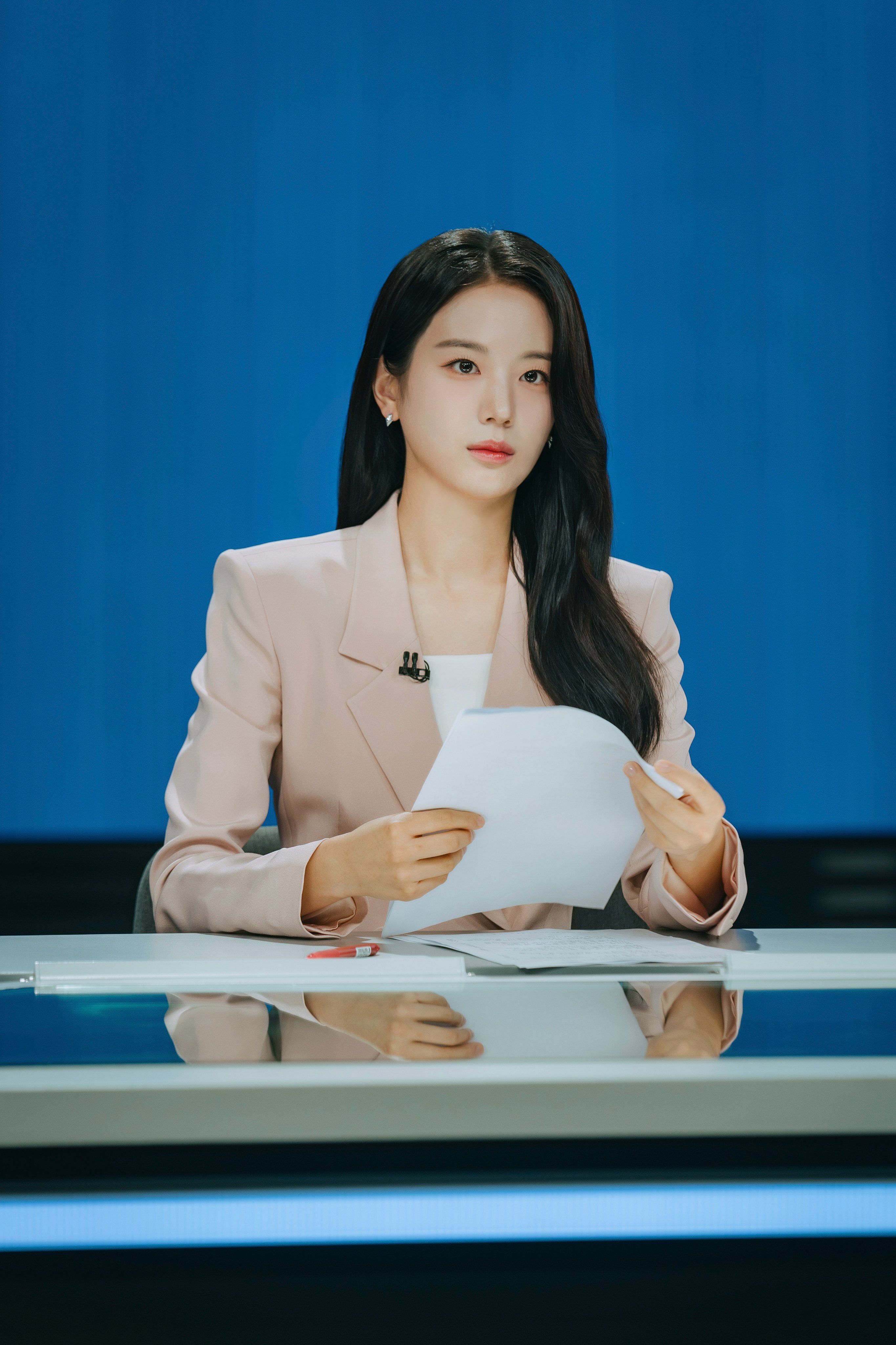 Jang Gyuri Embodies Confidence As A News Anchor In Upcoming Drama “When The Phone Rings”