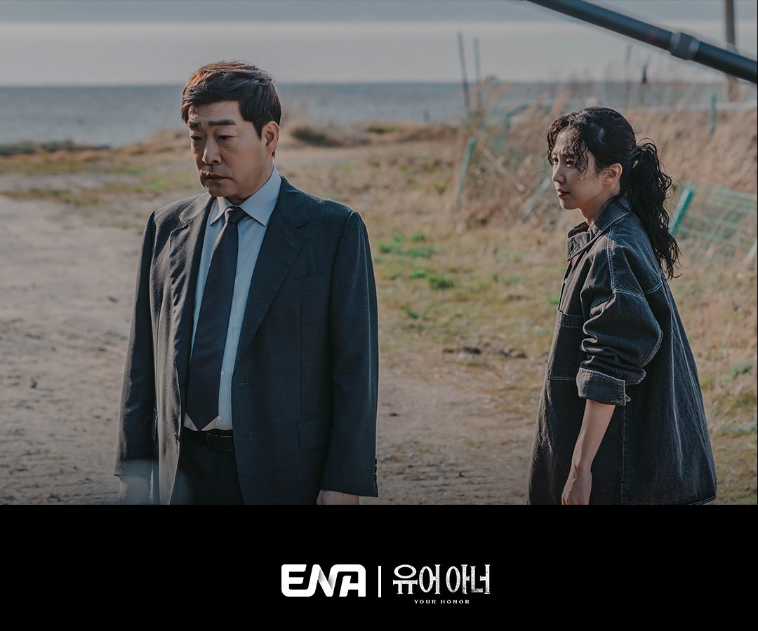 A Troubled Son Hyun Joo Secretly Observes Heo Nam Jun’s Police Interrogation In “Your Honor”