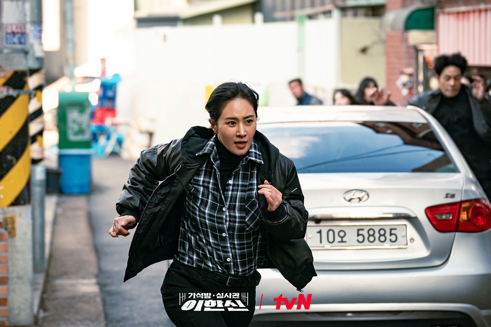 Girls' Generation's Yuri Fearlessly Catches A Knife-Wielding Criminal In 